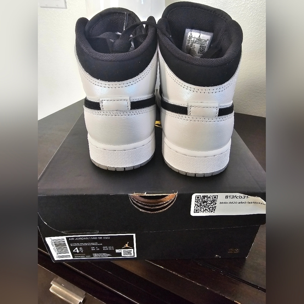 Air Jordan 1 Mid 4.5 Y - Picture 4 of 9